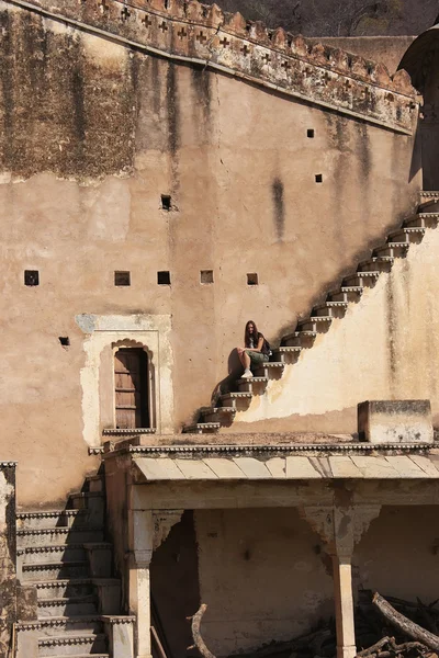 Jonge vrouw zitten op de trap, bundi paleis, india — Stockfoto