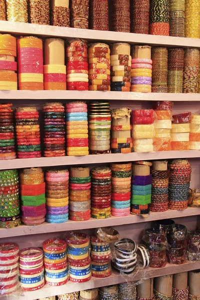 Esposizione di bracciali colorati, Bundi, Rajasthan, India — Foto Stock