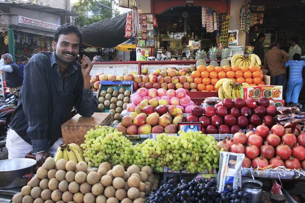 Homem indiano vendendo frutas no mercado, Bundi, Índia — Fotografia de Stock