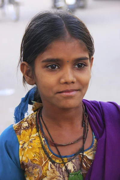 Indian girl walking in the street of old town, Bundi, India — Stock Photo, Image