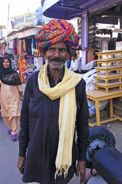 Indiai férfi sétál az utcán, a régi város, bundi, india — Stock Fotó