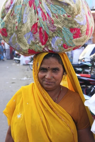 Индийская женщина с пучком на голове, Бунди, Индия — стоковое фото