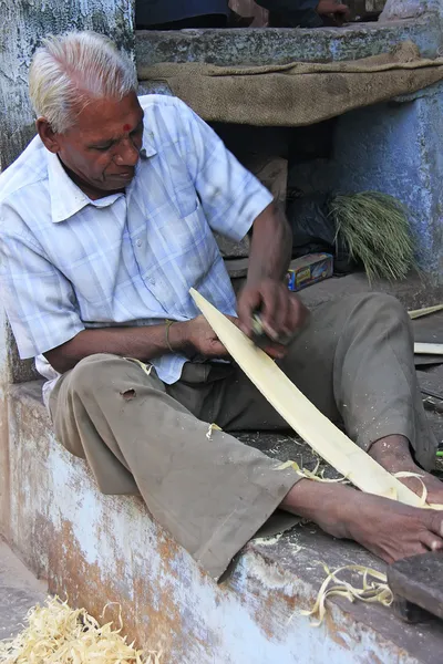 Uomo indiano che lavora con il legno per strada, Bundi, India — Foto Stock