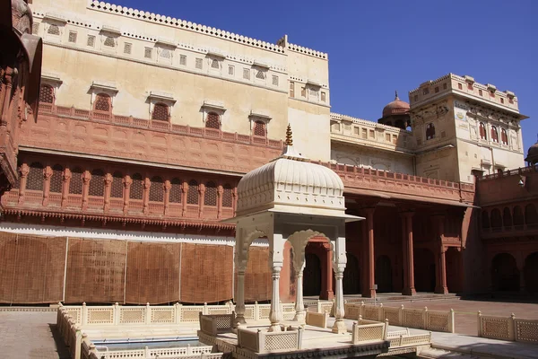 Belangrijkste binnenplaats van junagarh fort, bikaner, india — Stockfoto