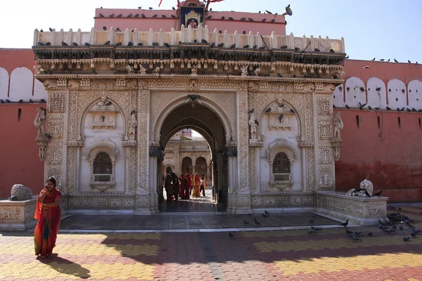 五彩莎丽站在卡尔尼马塔寺门面的女人, — 图库照片