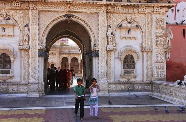 印度男孩和女孩走出卡尔尼马塔寺、 诺克、 ind — 图库照片