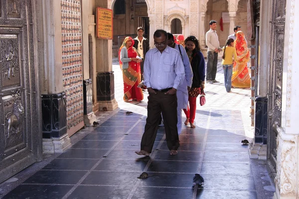 Peregrinos pasando por la puerta principal del Templo Karni Mata, Deshnok , —  Fotos de Stock