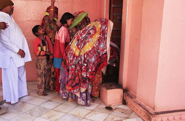 Indian family offering food for rats, Karni Mata Temple, Deshnok — Stock Photo, Image