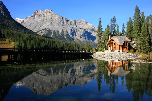 Houten huis op emerald lake, yoho Nationaalpark, canada — Stockfoto