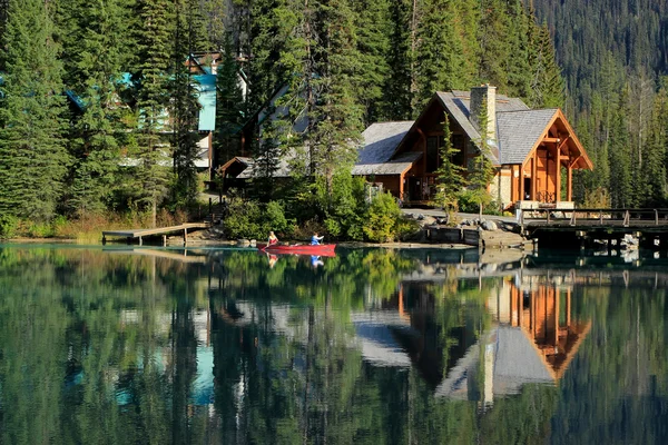 Dřevěný dům na smaragdové jezero, národní park yoho, Kanada — Stock fotografie