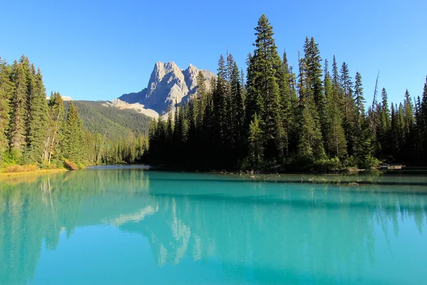 Μοντάρετε Μπέρτζες και σμαραγδένια λίμνη, εθνικό πάρκο yoho, Καναδάς — Φωτογραφία Αρχείου