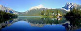 Panorama smaragdová jezera v národním parku yoho, Britská Kolumbie,