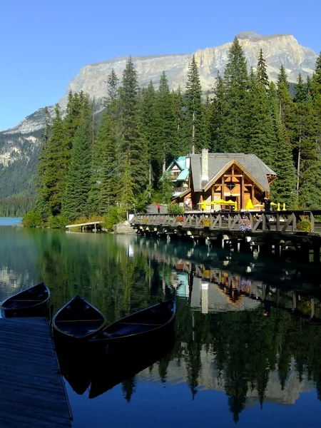 Ξύλινο σπίτι στο σμαραγδένια λίμνη, το εθνικό πάρκο yoho, Καναδάς — Φωτογραφία Αρχείου