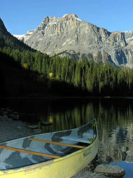 Canoa su una riva del Lago di Smeraldo, Yoho National Park, Canada — Foto Stock