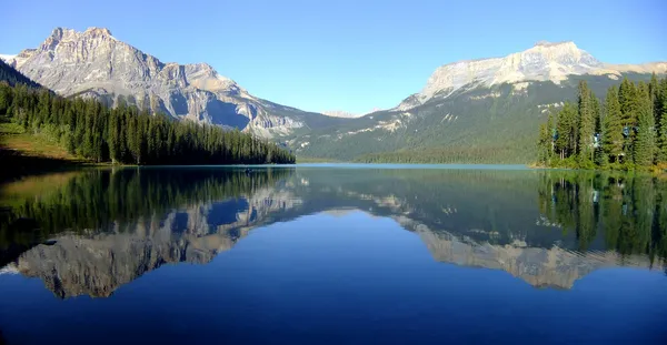 Panorama smaragdová jezera v národním parku yoho, Britská Kolumbie, — Stock fotografie