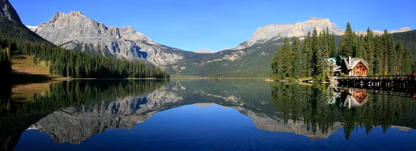 不列颠哥伦比亚省在 yoho 国家公园的翡翠湖的全景, — 图库照片