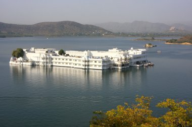 Palacio del lago, jagniwas isla, udaipur, india