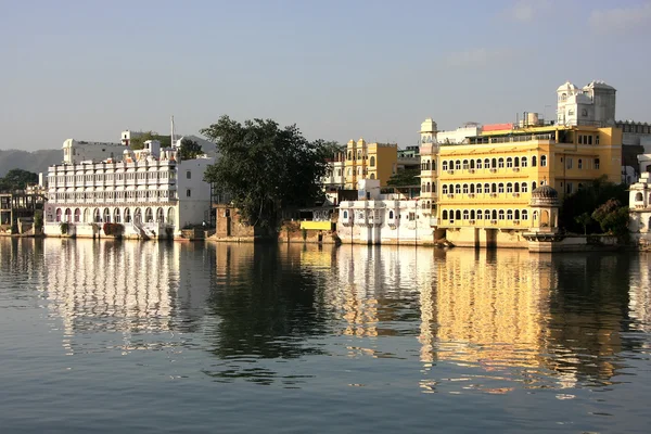 Lago Pichola e città di Udaipur, Rajasthan, India — Foto Stock