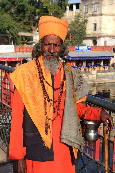 Hombre indio caminando en la calle de Udaipur, India — Foto de Stock