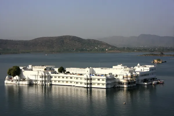 Jezioro Pałac, jagniwas island, udaipur, Indie — Zdjęcie stockowe