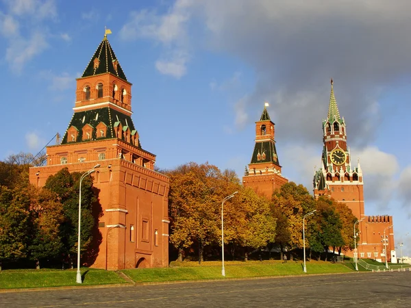 Kremlin fal és spasskaya torony, Moszkva, Oroszország — Stock Fotó