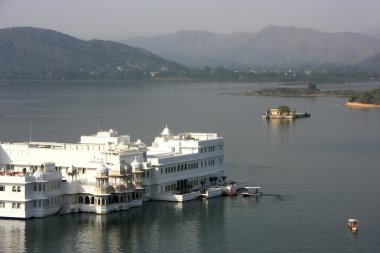 Palacio del lago, jagniwas isla, udaipur, india