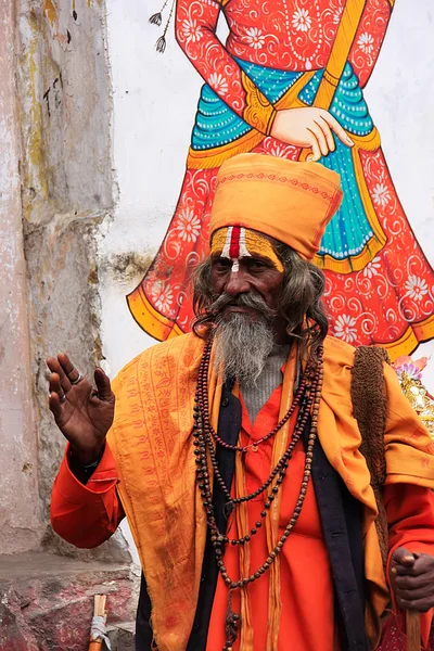 Indisk man vandrar i gatan i udaipur, india — Stockfoto