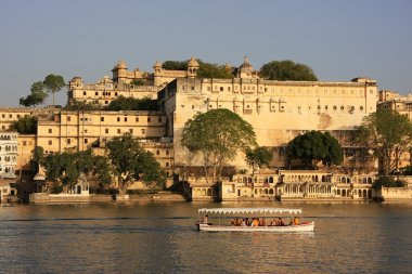 motorbot şehri Saray kompleksi, udaipur, Hindistan önünde gidiyor