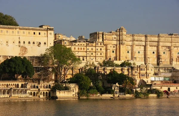 Město palác komplexu, udaipur, rajasthan, Indie — Stock fotografie