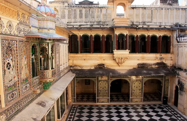 Πλατεία παγώνι, αστικό παλάτι πολύπλοκες, udaipur, Ινδία — Φωτογραφία Αρχείου
