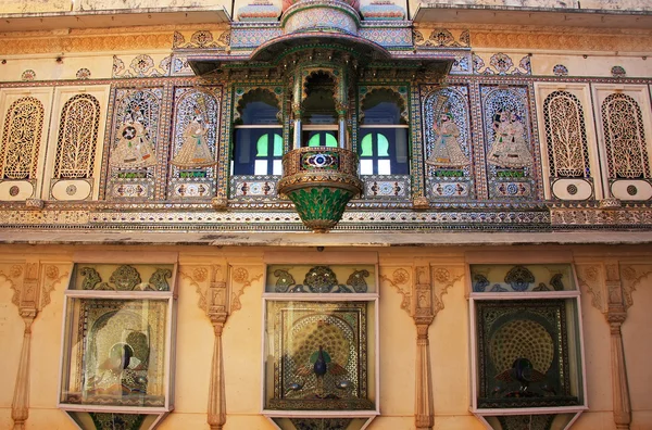 Fali dekoráció páva tér, város palota komplexum, udaipur, — Stock Fotó