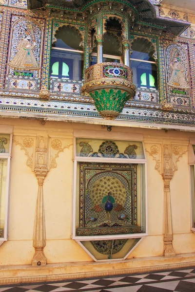 Wandversiering van peacock square, stad paleiscomplex, udaipur, — Stockfoto