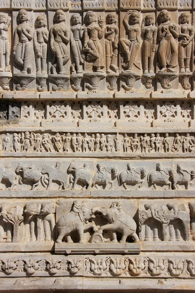 装飾的な彫刻、ジャグデイシュ寺院、ウダイプール、インド — ストック写真