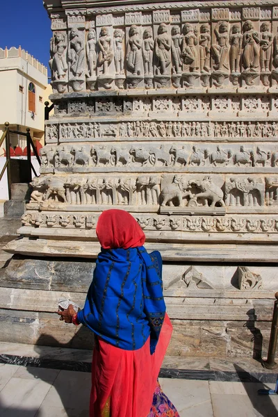 Indiase vrouw lopen rond jagdish tempel, udaipur, india — Stockfoto