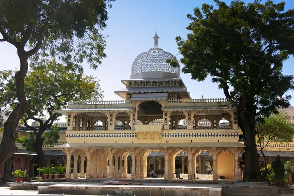 Binnenplaats van stad paleiscomplex, udaipur, rajasthan, ik — Stockfoto