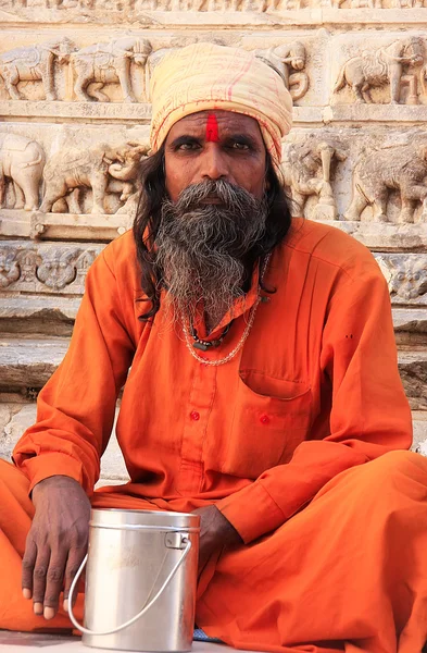 Indischer Mann sitzt an einem zerklüfteten Tempel, udaipur, Indien — Stockfoto