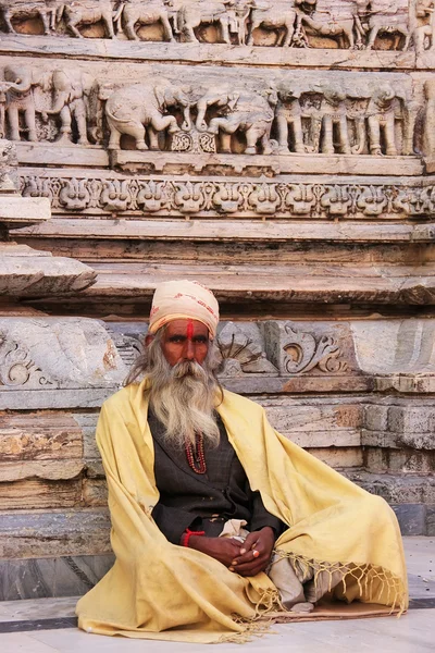 Homem indiano sentado no templo Jagdish, Udaipur, Índia — Fotografia de Stock