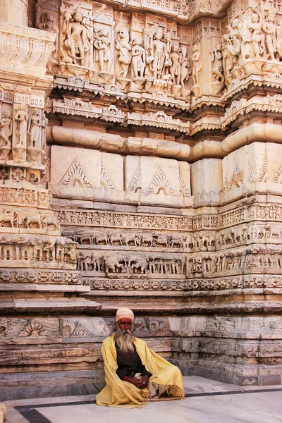 Hombre indio sentado en el templo de Jagdish, Udaipur, India —  Fotos de Stock