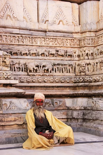 Indian man sitting at Jagdish temple, Udaipur, India — Stock Photo, Image