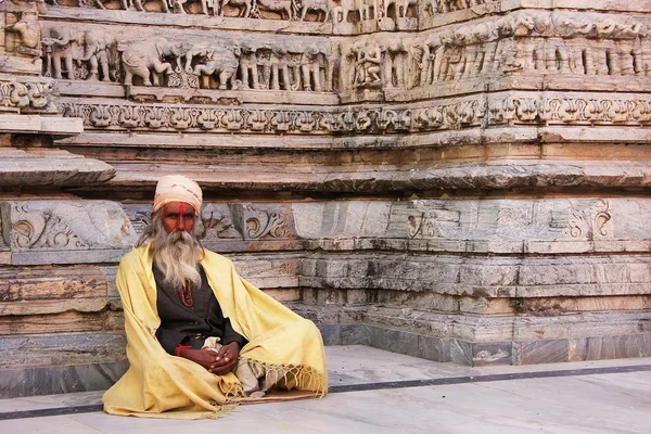 Indian man sitting at Jagdish temple, Udaipur, India — Stock Photo, Image