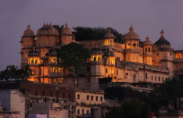 City palace gece, udaipur, rajasthan, Hindistan karmaşık — Stok fotoğraf