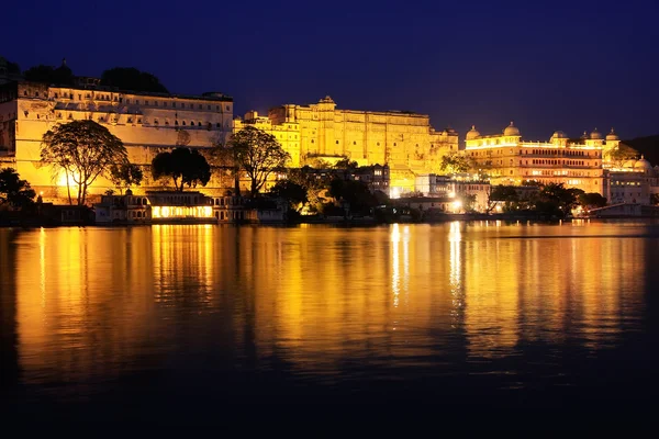 City Palace complex at night, Udaipur, Rajasthan, India — Stock Photo, Image