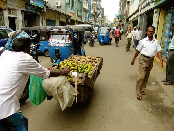 스리랑카, 콜롬보, pettah 이웃의 거리에 걷는 사람들 — 스톡 사진