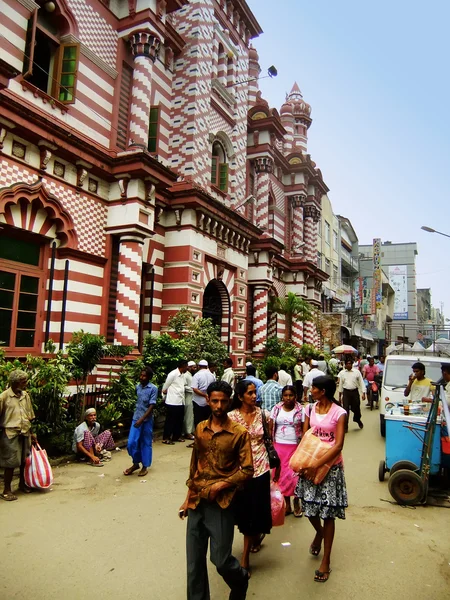 Gente caminando por una calle del barrio de Pettah, Colombo, Sri — Foto de Stock