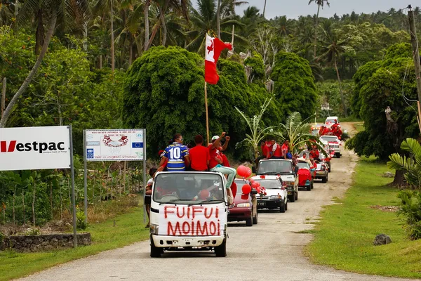 Ludzie obchodzą przybywających moimoi fuifui na Vava'u wyspy tonga — Zdjęcie stockowe