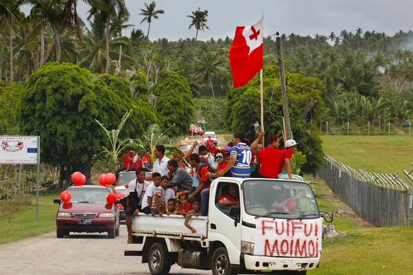 Ludzie obchodzą przybywających moimoi fuifui na Vava'u wyspy tonga — Zdjęcie stockowe