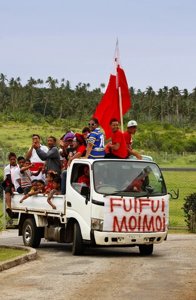 Ludzie obchodzą przybywających moimoi fuifui na Vava'u wyspy tonga — Zdjęcie stockowe