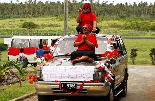 人们庆祝到达 fuifui moimoi 在瓦岛、 汤加 — 图库照片