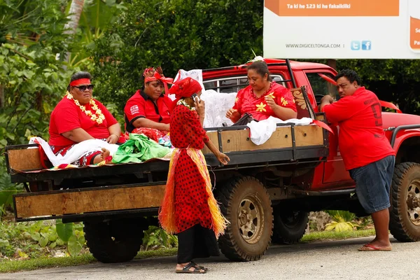 Les gens célèbrent leur arrivée Fuifui Moimoi sur l'île de Vavau, Tonga — Photo