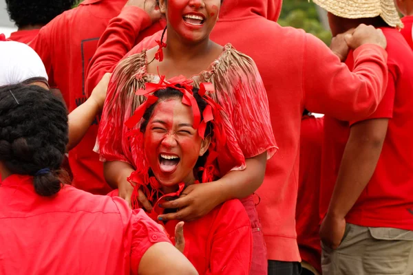 Lidé oslavili přijíždějící fuifui moimoi na ostrově vavau, tonga — Stock fotografie